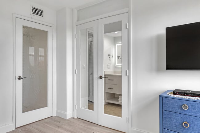 Building Photo - 2455 Lindell Blvd