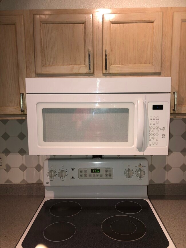 Building Photo - 8939 Latrec Ave