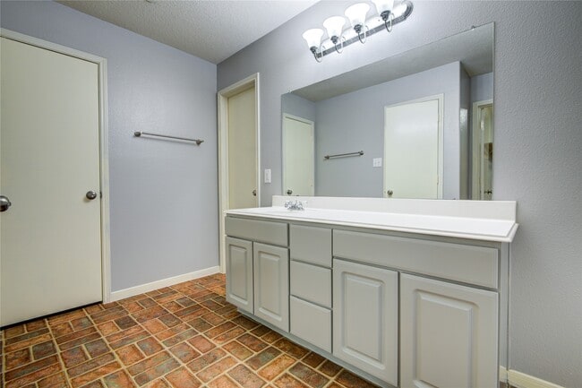 Building Photo - 19402 Hickory Meadow Ln