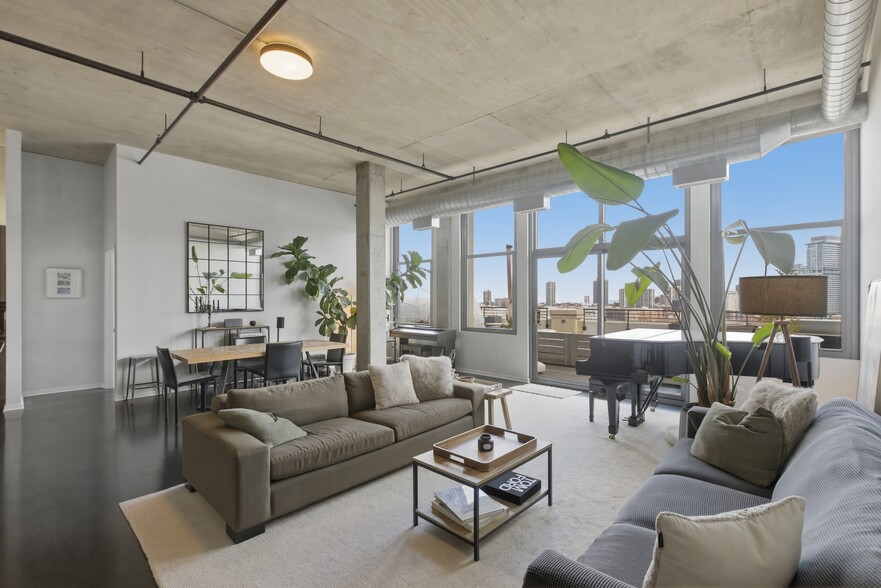 Building Photo - 900 N Kingsbury St