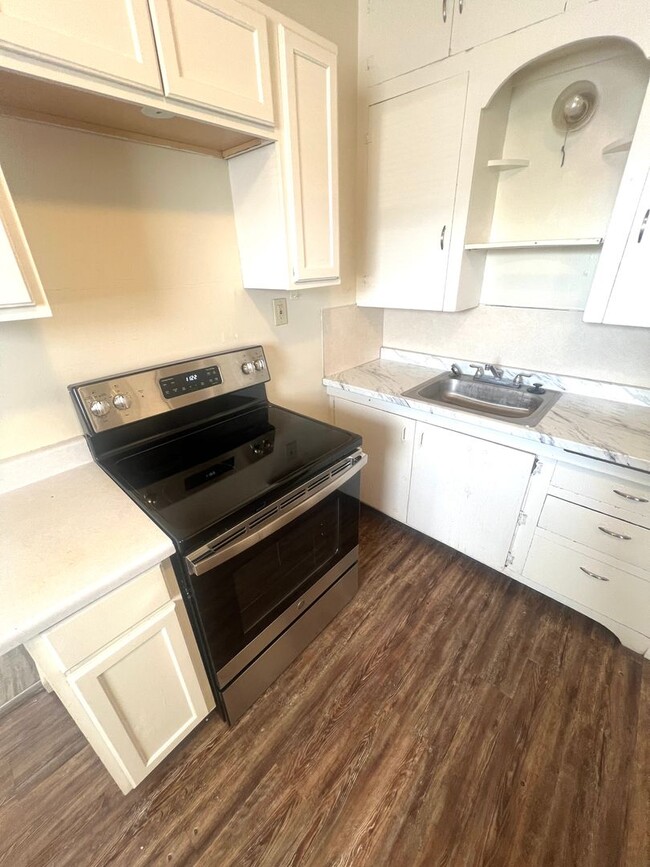 Building Photo - 424 N 13th Ave