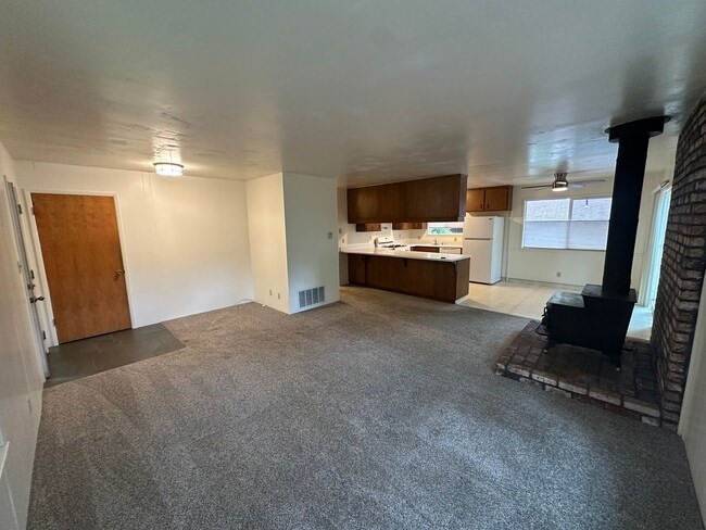 Building Photo - Charming Cascade Shores Retreat 2/1 1,000 ...