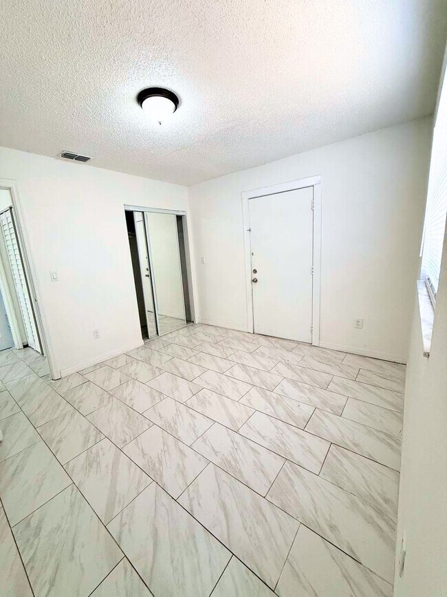 Building Photo - 2nd St