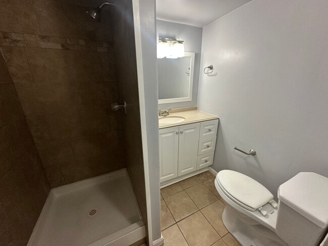 Building Photo - Cozy Cap Hill Studio Unit in Beautiful Converted Mansion- Great Location! Shared Yard!  (Free 1st...