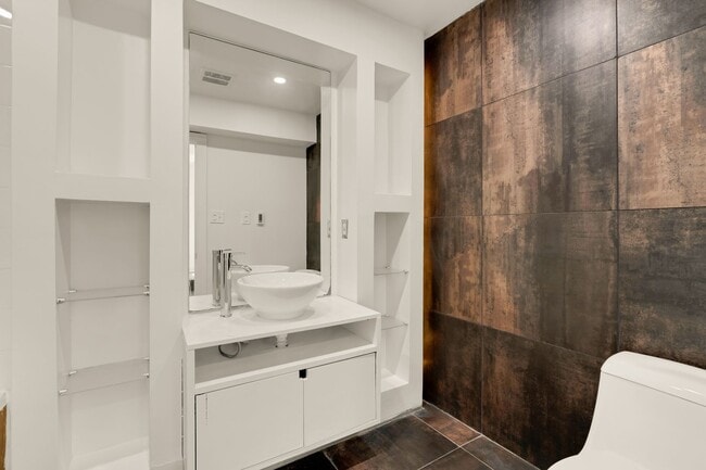 Building Photo - Bright and Spacious Terrace Level 2br in Mt. Pleasant!