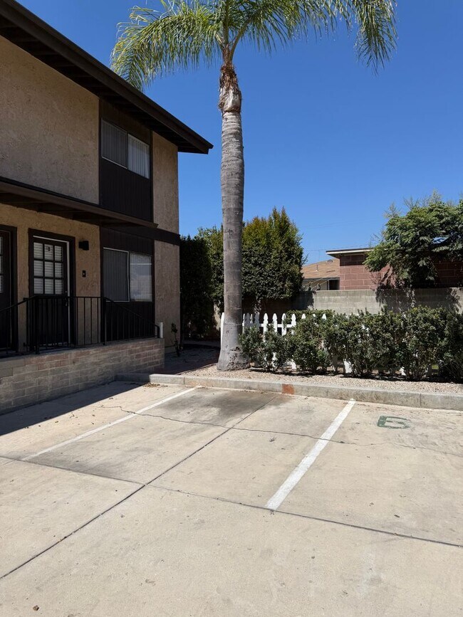 Building Photo - 1109-1111 E. Ventura Street