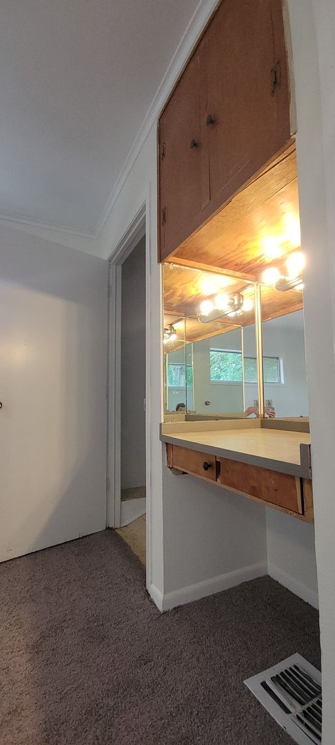 Building Photo - Amazing 4 bedroom/2 bath Two-story home wi...