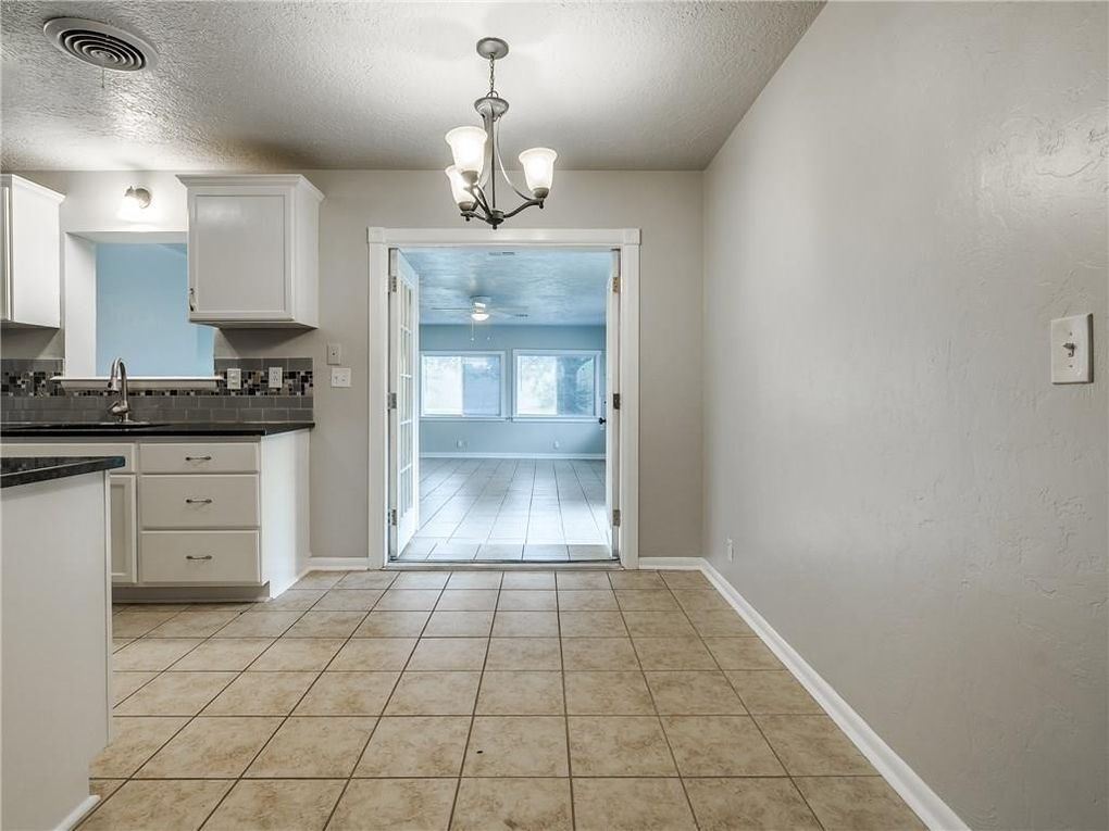 Building Photo - 2215 Beverly Hills St