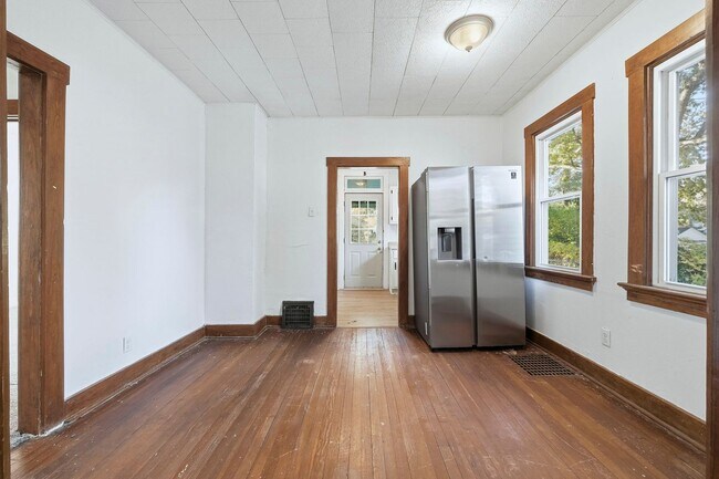 Building Photo - New 2 bedroom house listing!