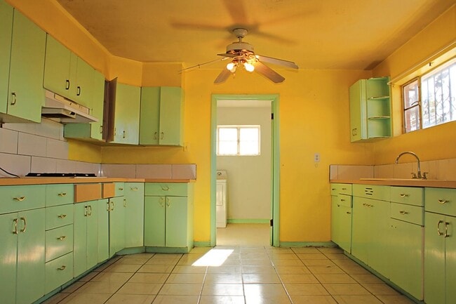 Building Photo - Spacious home Move-In Ready
