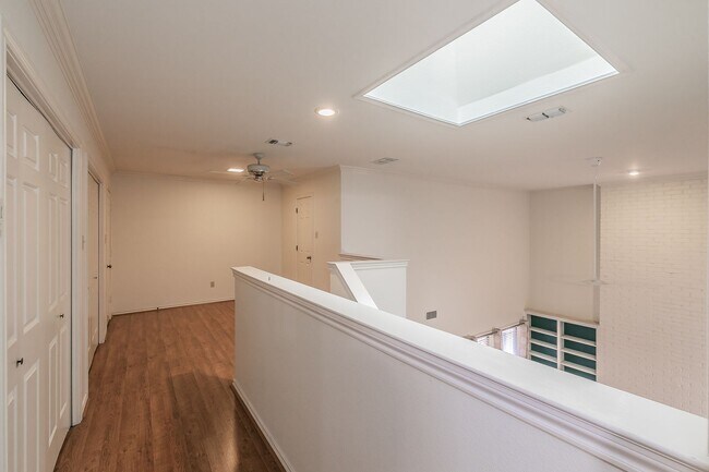 Building Photo - BEAUTIFUL and SPACIOUS Townhome in Ideal L...