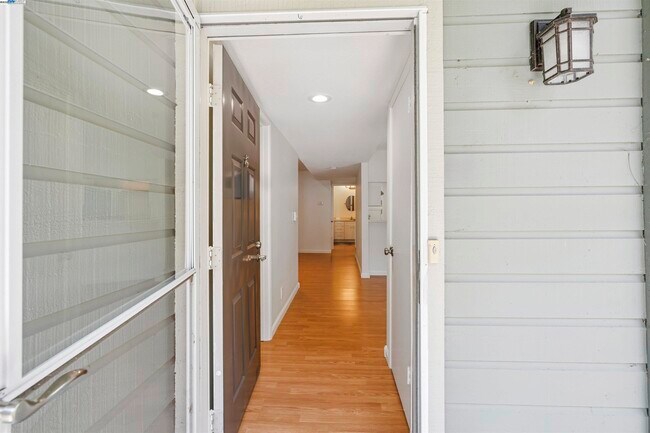 Building Photo - 760 Canyon Oaks Dr