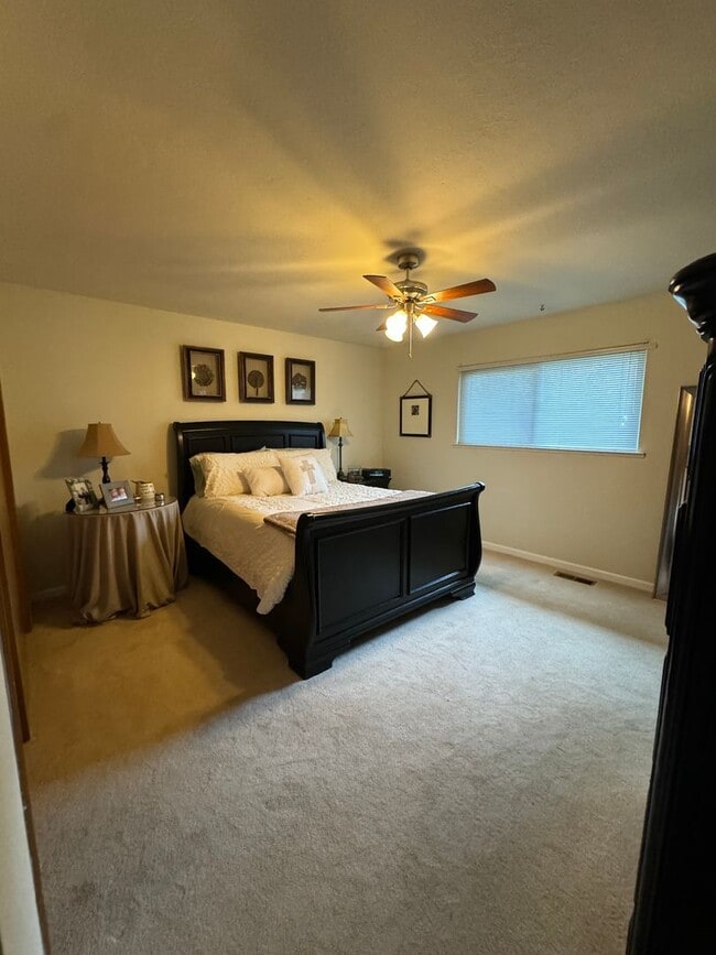 Building Photo - Single story golf course home across the street from the lake! Enjoy Lake of the Pines living!