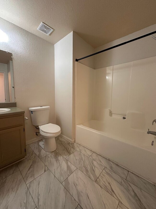 Building Photo - Spacious 2nd Floor 2B/2B Unfurnished Condo near Beach in the Heart of Destin!