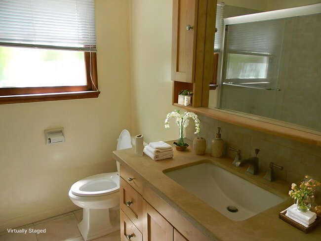 Building Photo - 1202 E Everett Pl