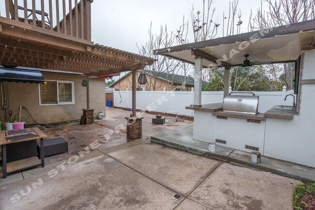 Building Photo - Luxury 4 Bed 3 bath