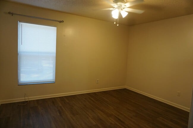 Building Photo - 2/2 Townhome Located Near NAS Jax