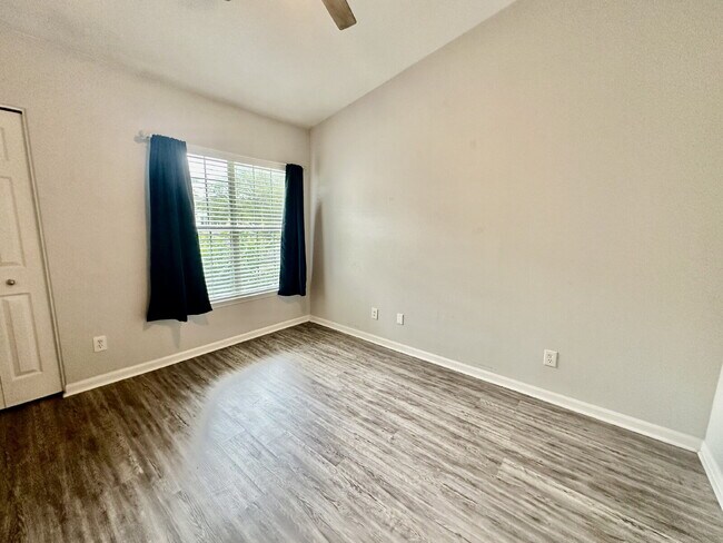 Building Photo - Two Bedroom Unfurnished Condo in Plantation Point!
