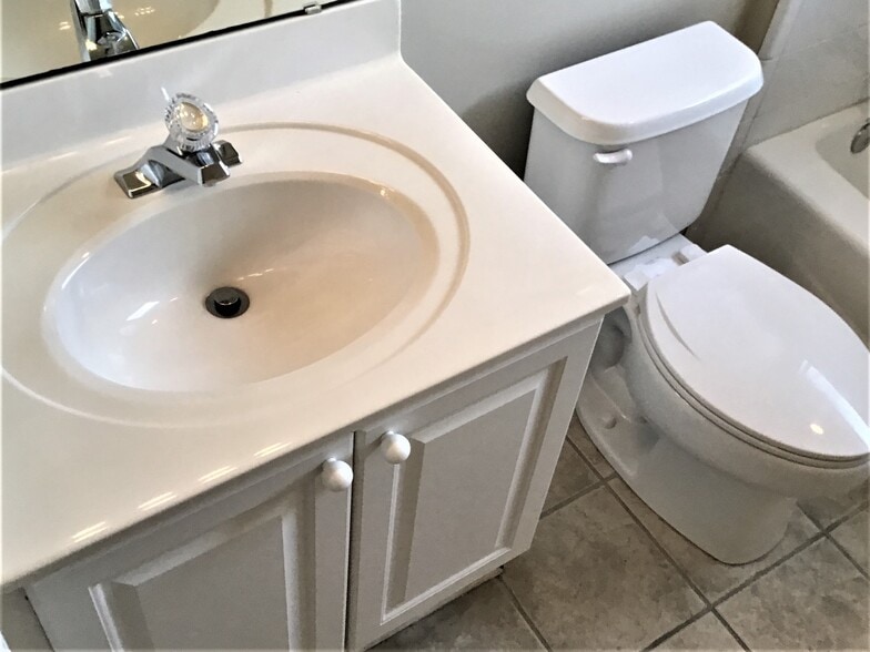 Building Photo - 587 Oakmont Dr