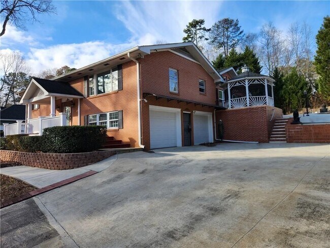 Building Photo - 2959 Pine Hill Dr