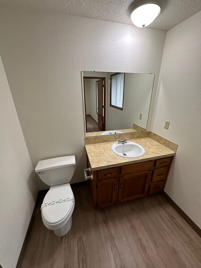 Building Photo - Three Bedroom Home in South Salem