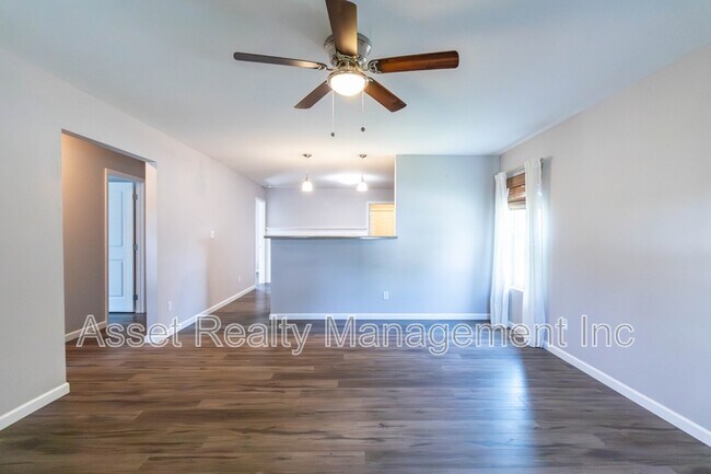 Building Photo - 524 Midlake Dr NE