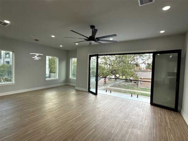 Building Photo - 3101 Live Oak St