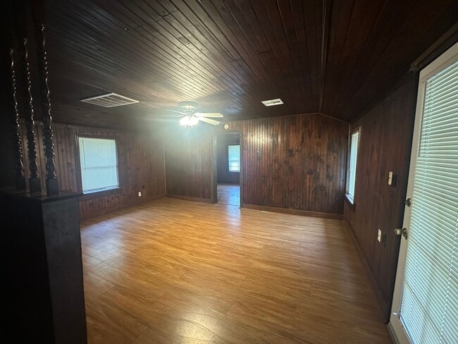 Building Photo - 4 Bed, 2 Bath, 2 dInng, 2 Living