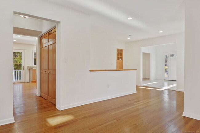 Building Photo - 53 Midbrook Ln