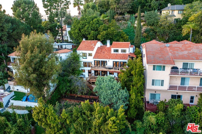 Building Photo - 3323 N Knoll Dr