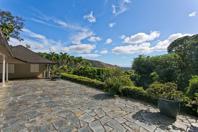 Building Photo - Rare Manoa retreat