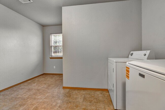 Building Photo - 2939 W Scottswood Pl