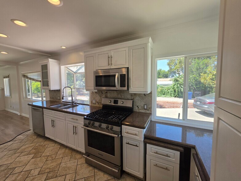 Building Photo - 9805 La Tuna Canyon Rd