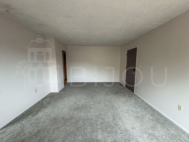 Building Photo - 3306 W Platte Ave