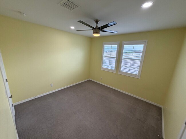 Building Photo - 1322 E Gemini Pl