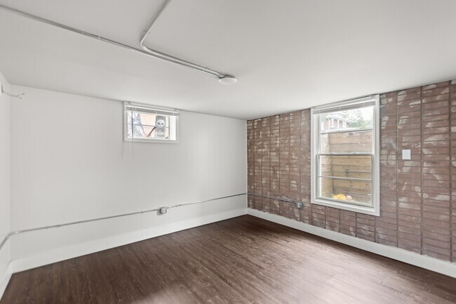 Building Photo - 616 W Maple St