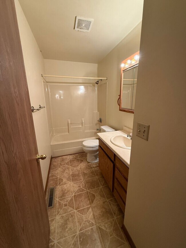 Building Photo - PP - 14 - Grandview Ave