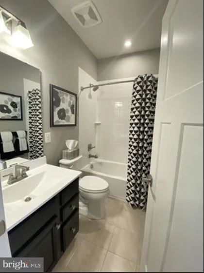 Guest Bath - 1018 Rosecroft Ln