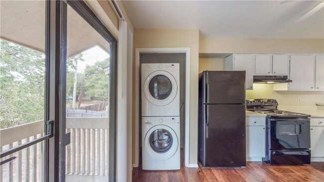 Building Photo - 301 Manuel Dr