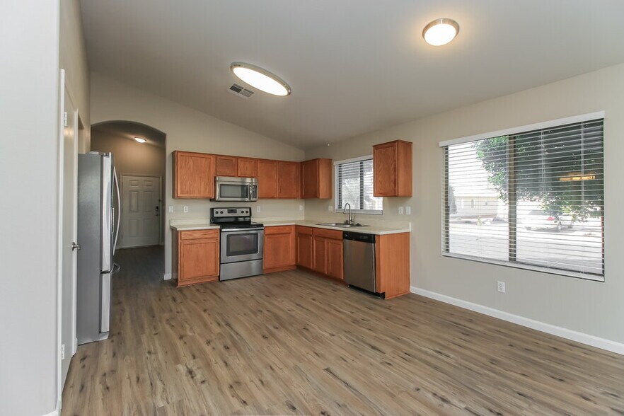 Building Photo - 9914 E Diamond Ave