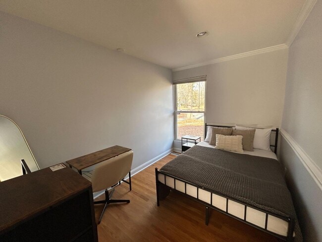 Building Photo - 900 Newcombe Rd