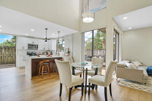 Building Photo - 5804 Fox Hollow Dr