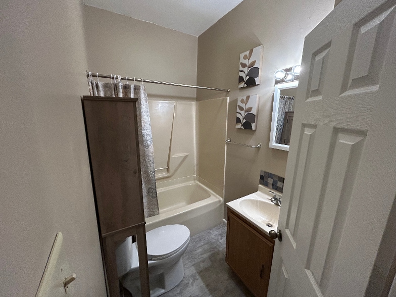 Building Photo - 1108 E Main St