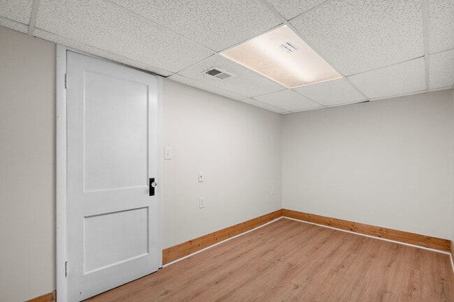 Building Photo - 136 Locust St