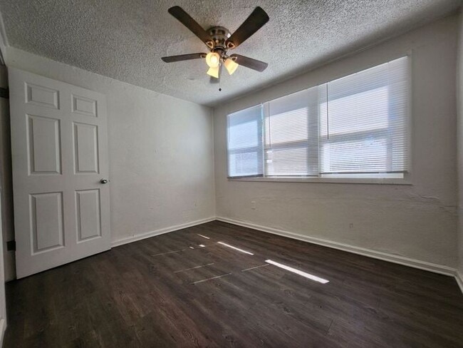 Building Photo - Cozy 2-Bedroom Home – Bright, Updated & Re...