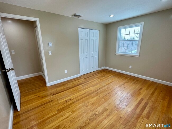 Building Photo - 10 Longview Ln