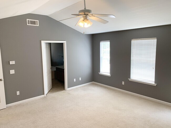 Building Photo - 306 Kaley Dr