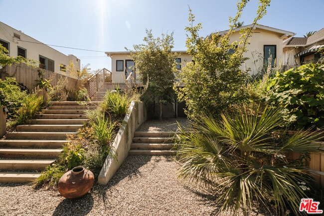 Building Photo - 1097 W Kensington Rd