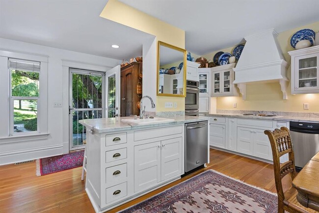 Building Photo - Historic Queen-Anne Style Home
