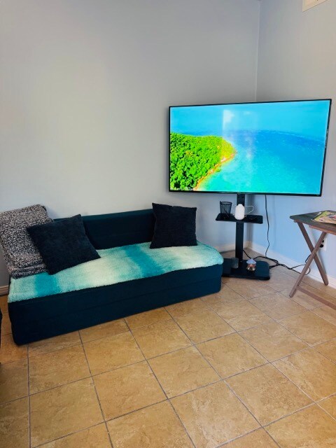 Building Photo - Rebecca